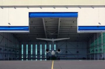 Aircraft hangar door
